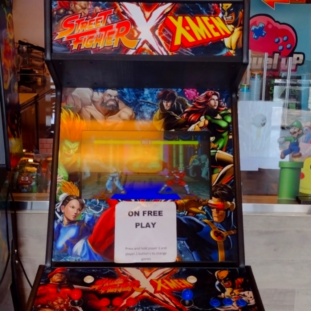 STREET FIGHTER l-X-Men pinball machine. Works perfectly.